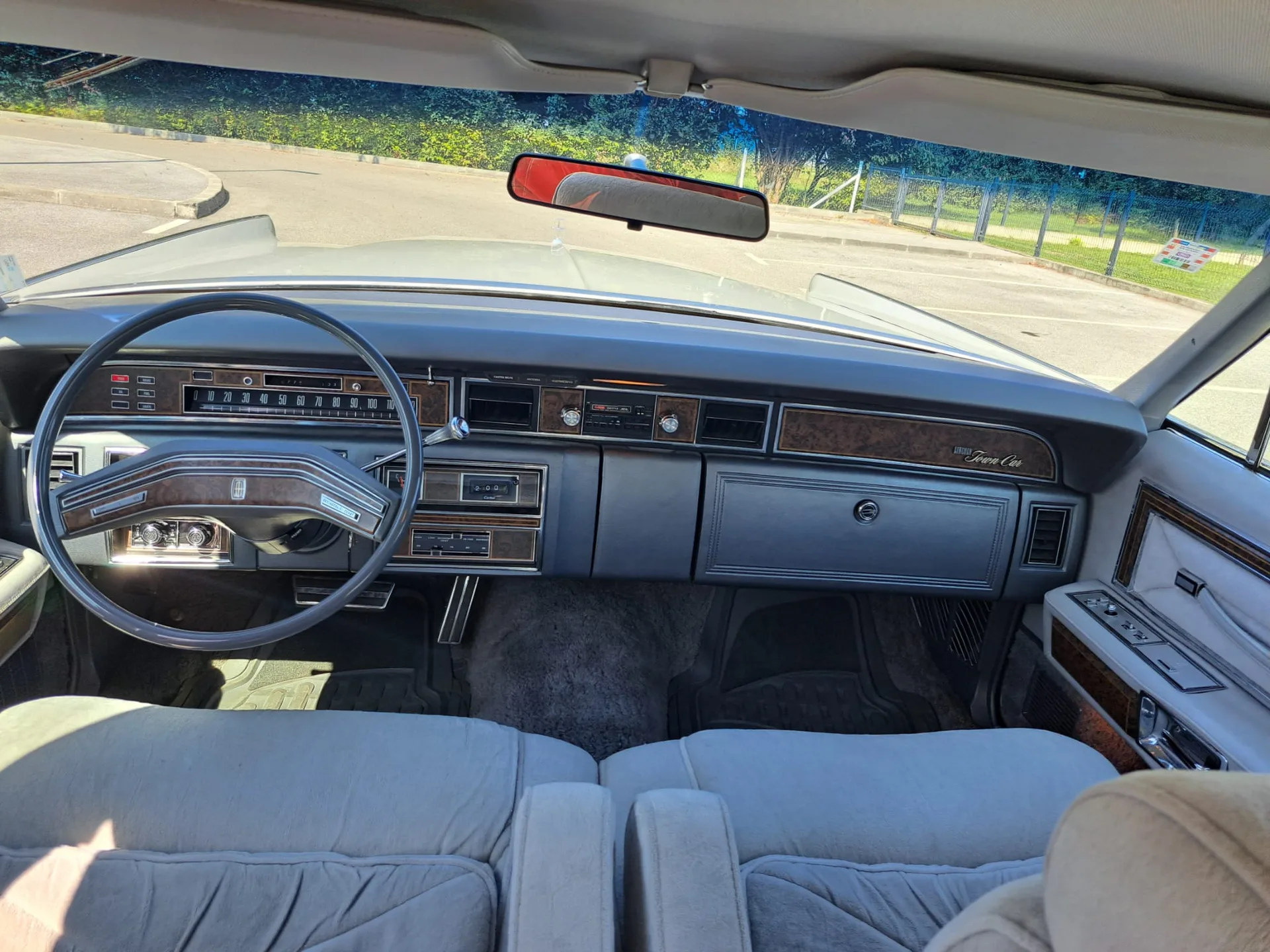Lincoln Continental (White)