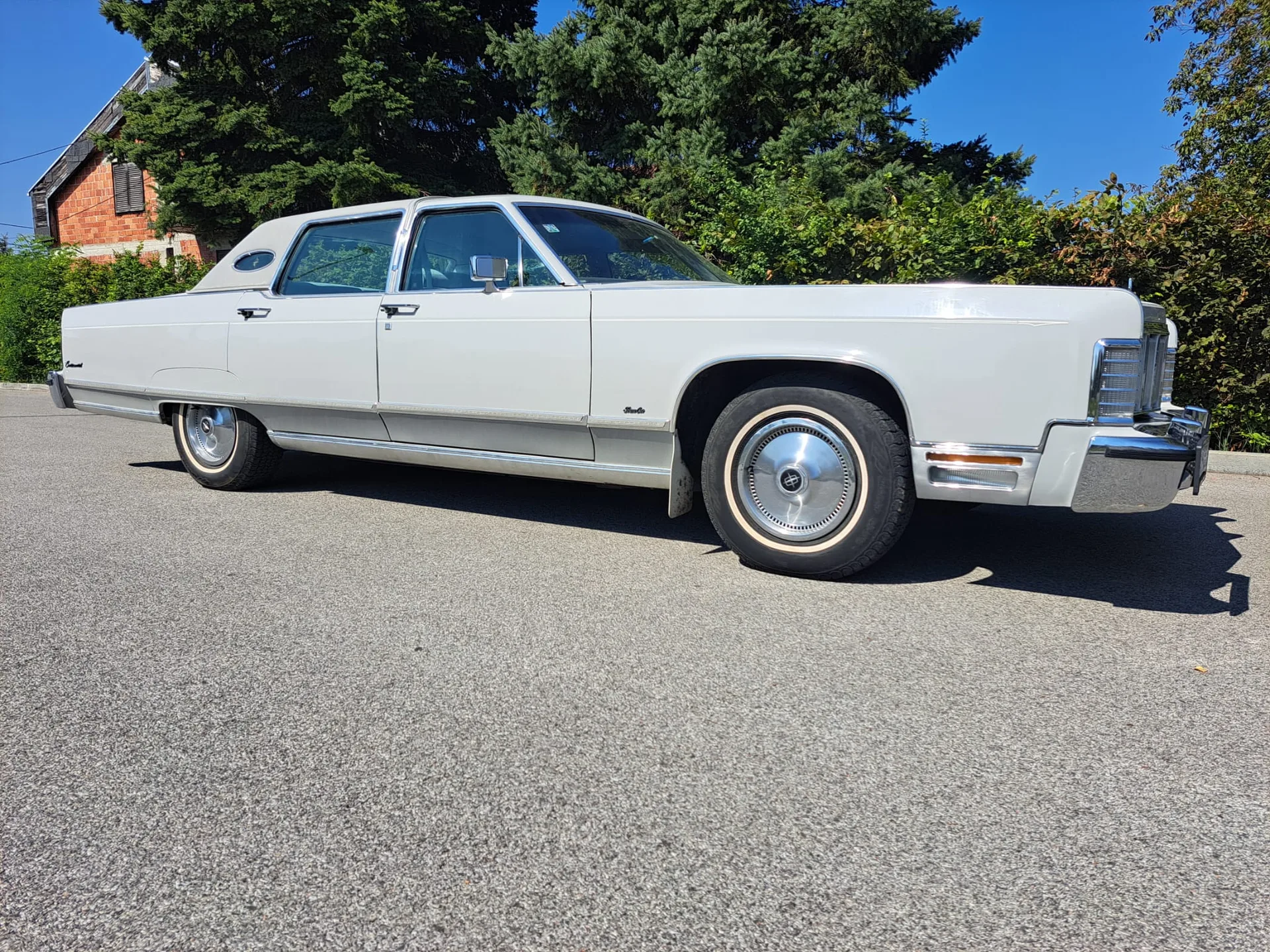 Lincoln Continental (White)