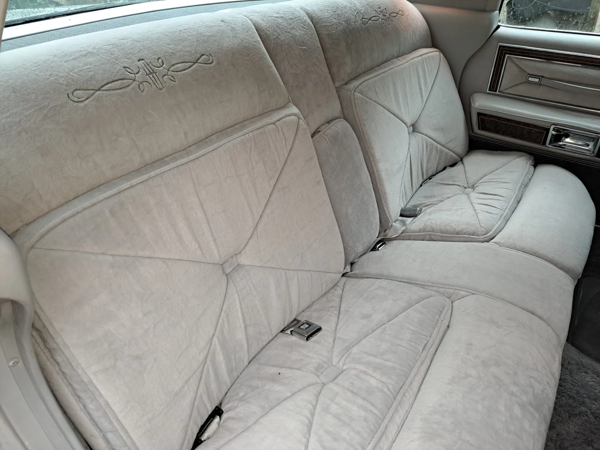 Lincoln Continental (White)