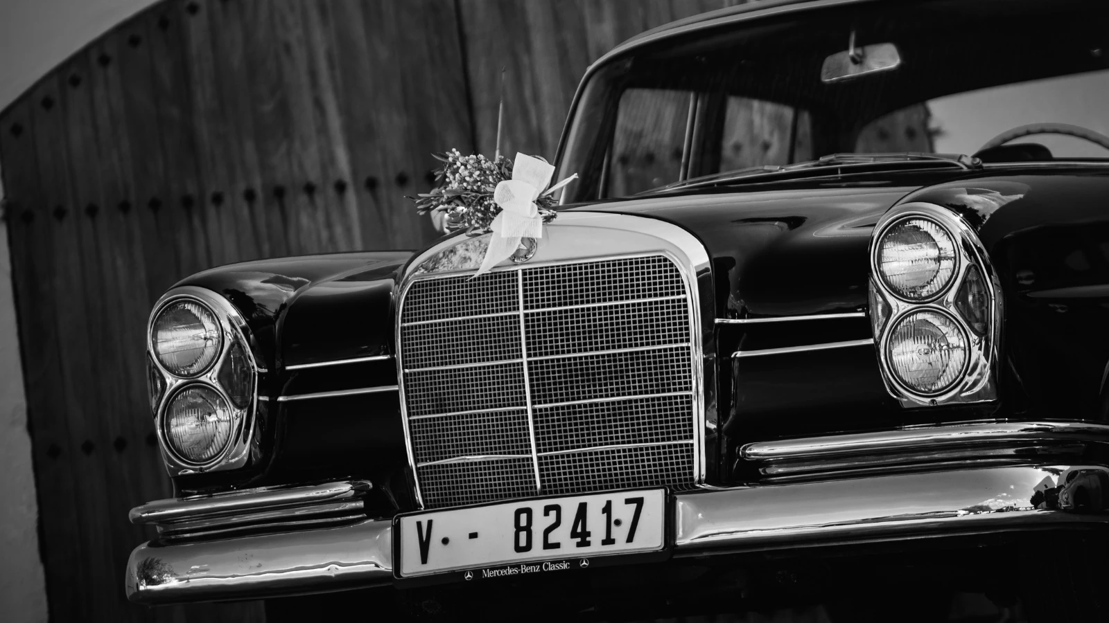 Elegantni oldtimer na svadbenoj lokaciji